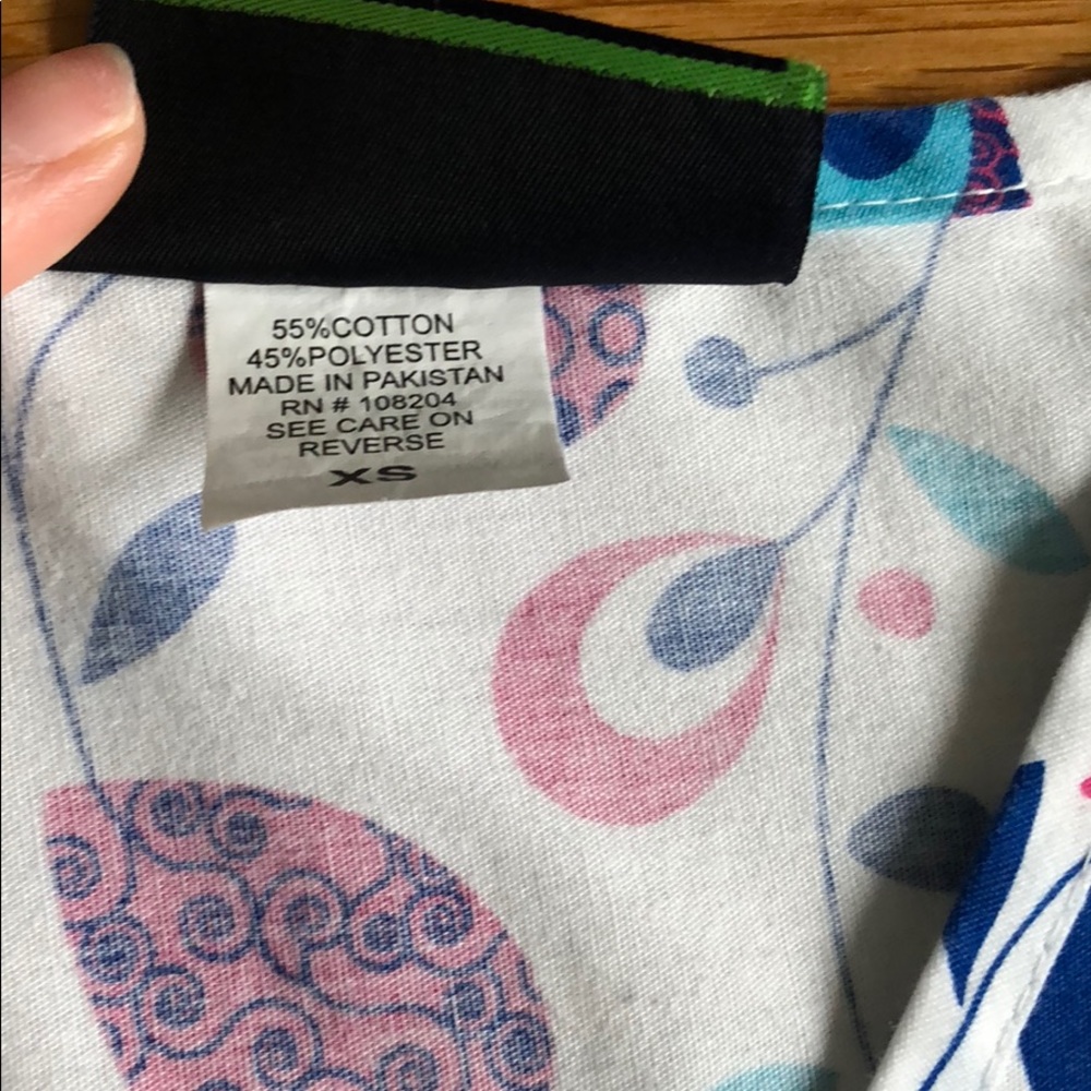Patterned scrub top - Picture 4 of 4